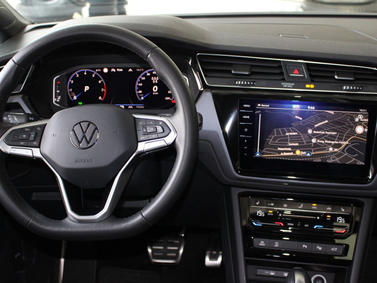 Fahrzeugabbildung Volkswagen Touran 1.5 TSI OPF Highline R-Line/Pano7.S./AHK