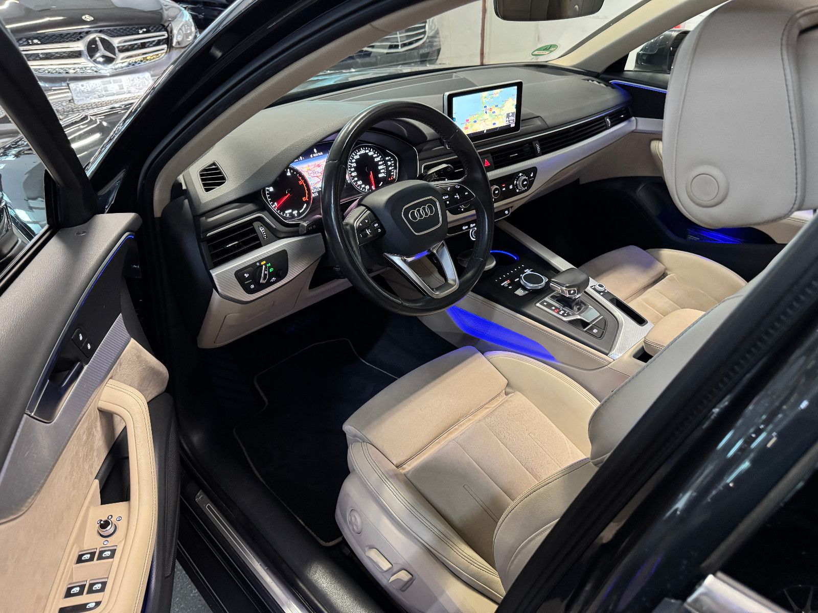 Fahrzeugabbildung Audi A4 Avant DESIGN S-TRONIC PANO STHD AHK LEDER