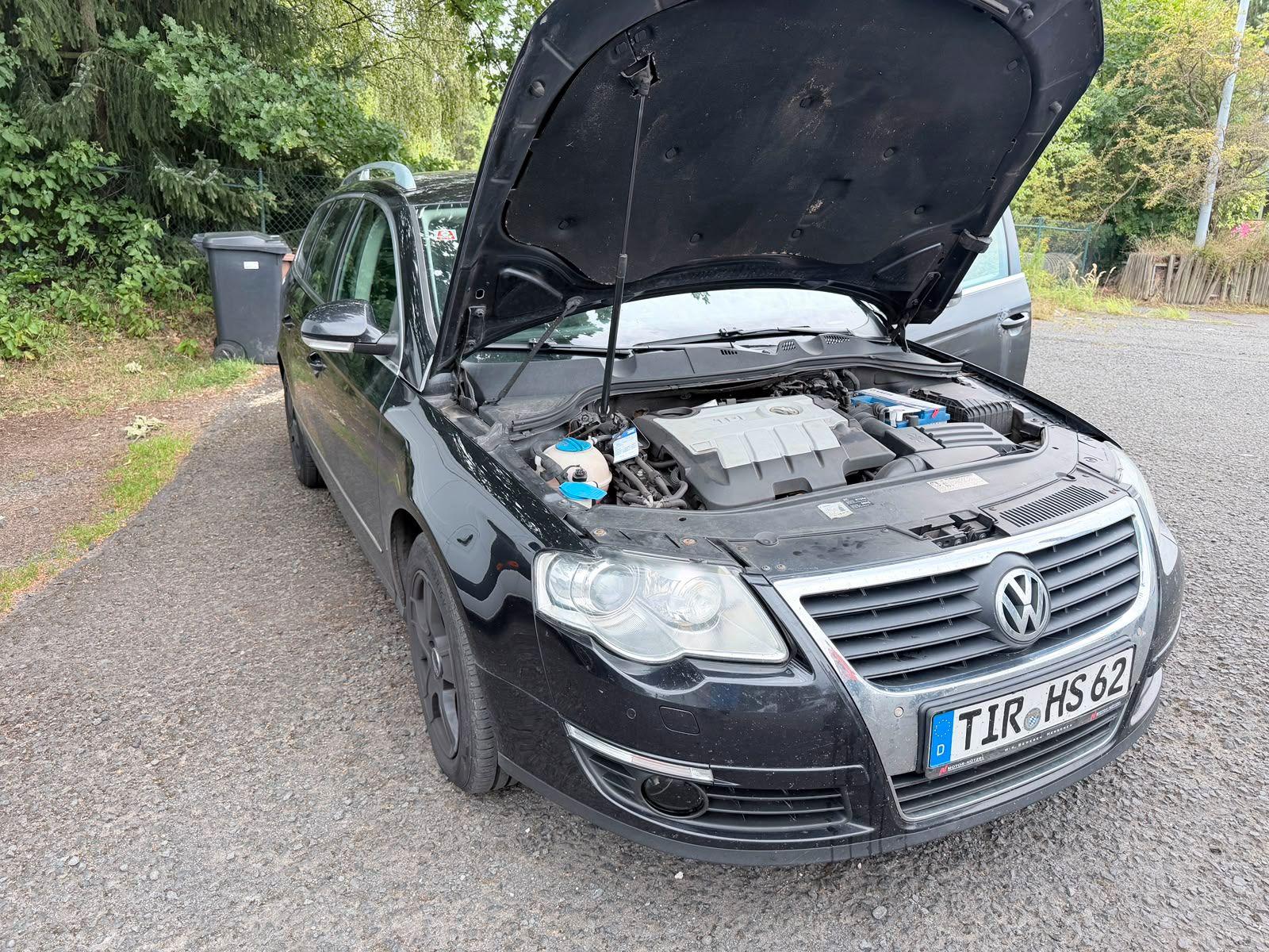 Volkswagen Passat 2011 — rear view