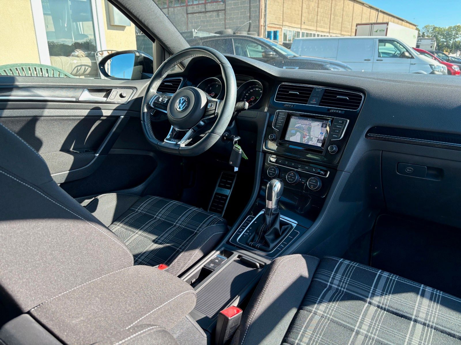 Fahrzeugabbildung Volkswagen Golf VII DSG GTD SPORT Navi Xenon 1.HAND AHK PDC
