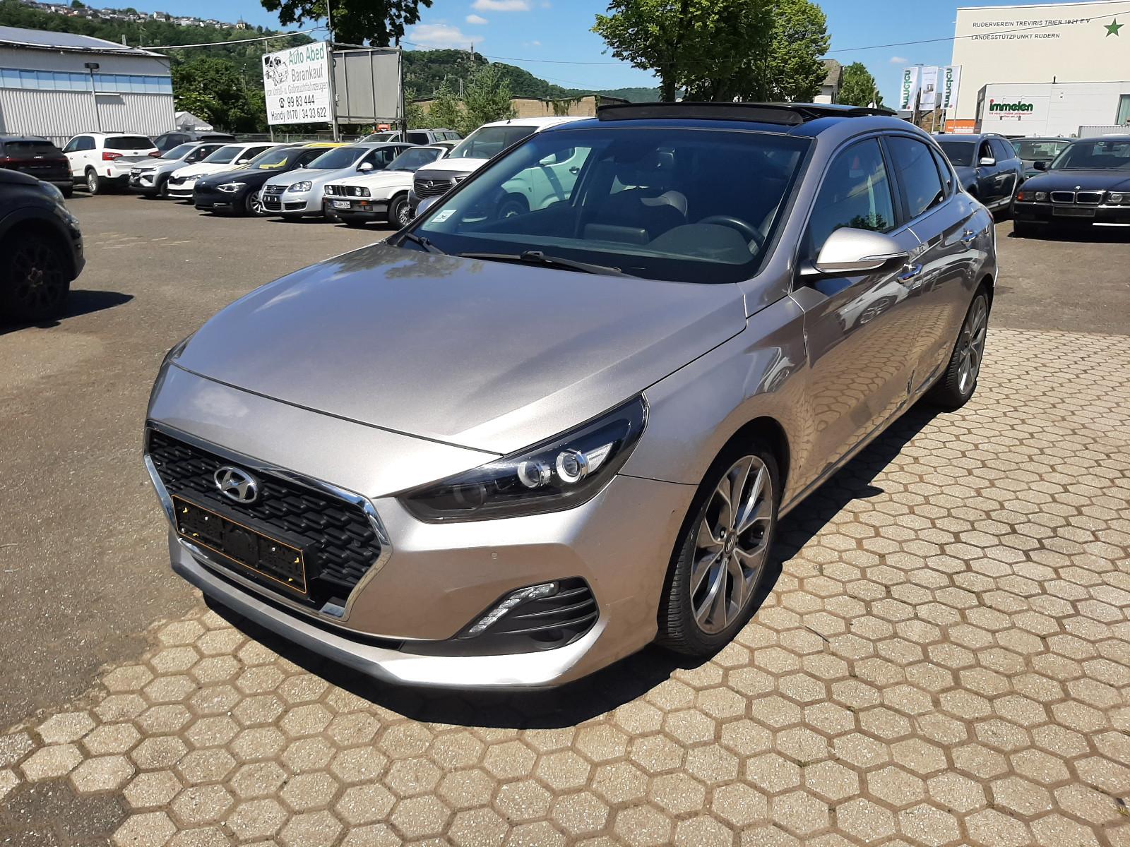 Hyundai i30 Fastback Panoramadach-Kamera-Navigation