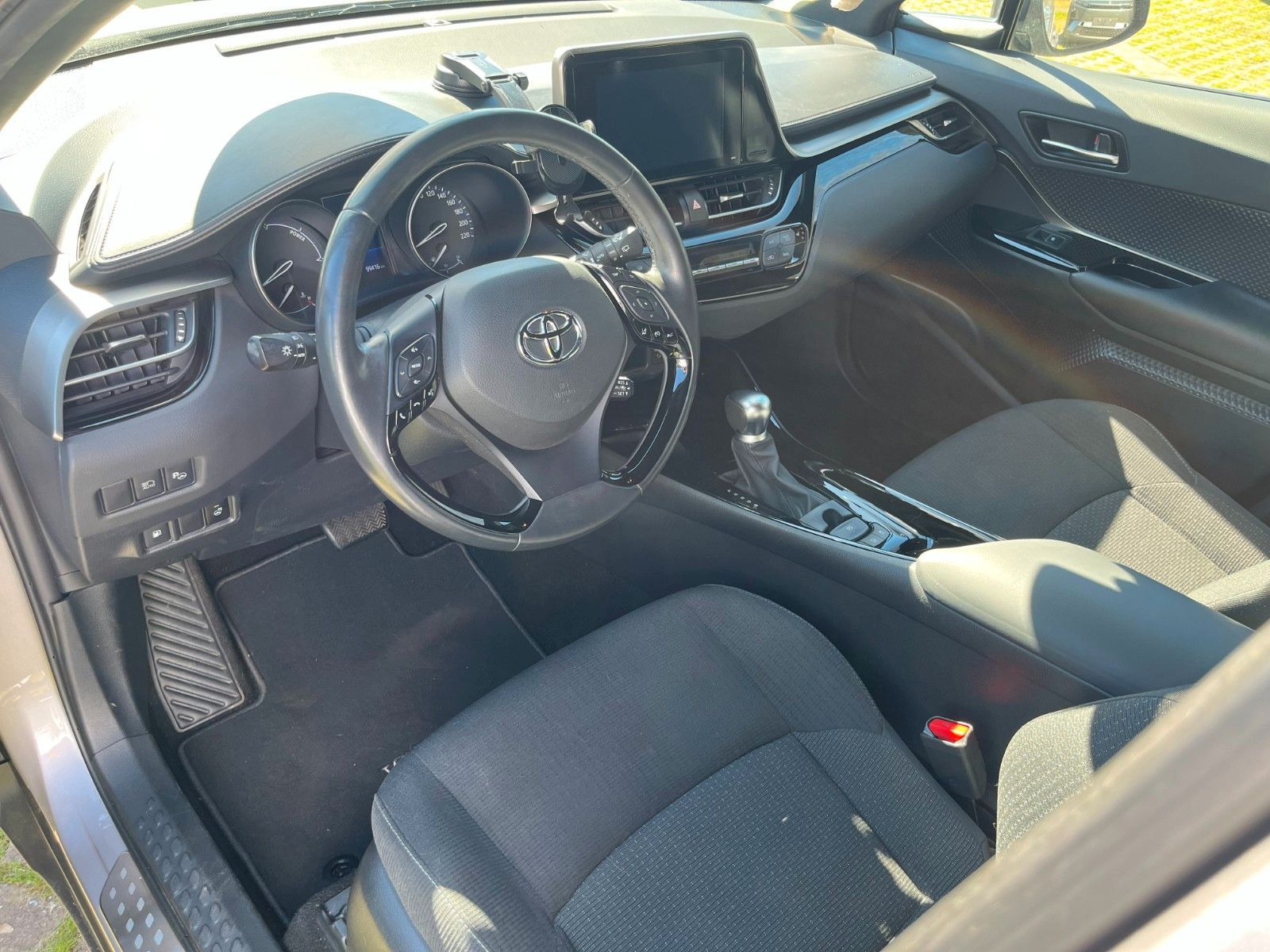 Fahrzeugabbildung Toyota C-HR Hybrid 1,8 Club Automatik inkl. AHK