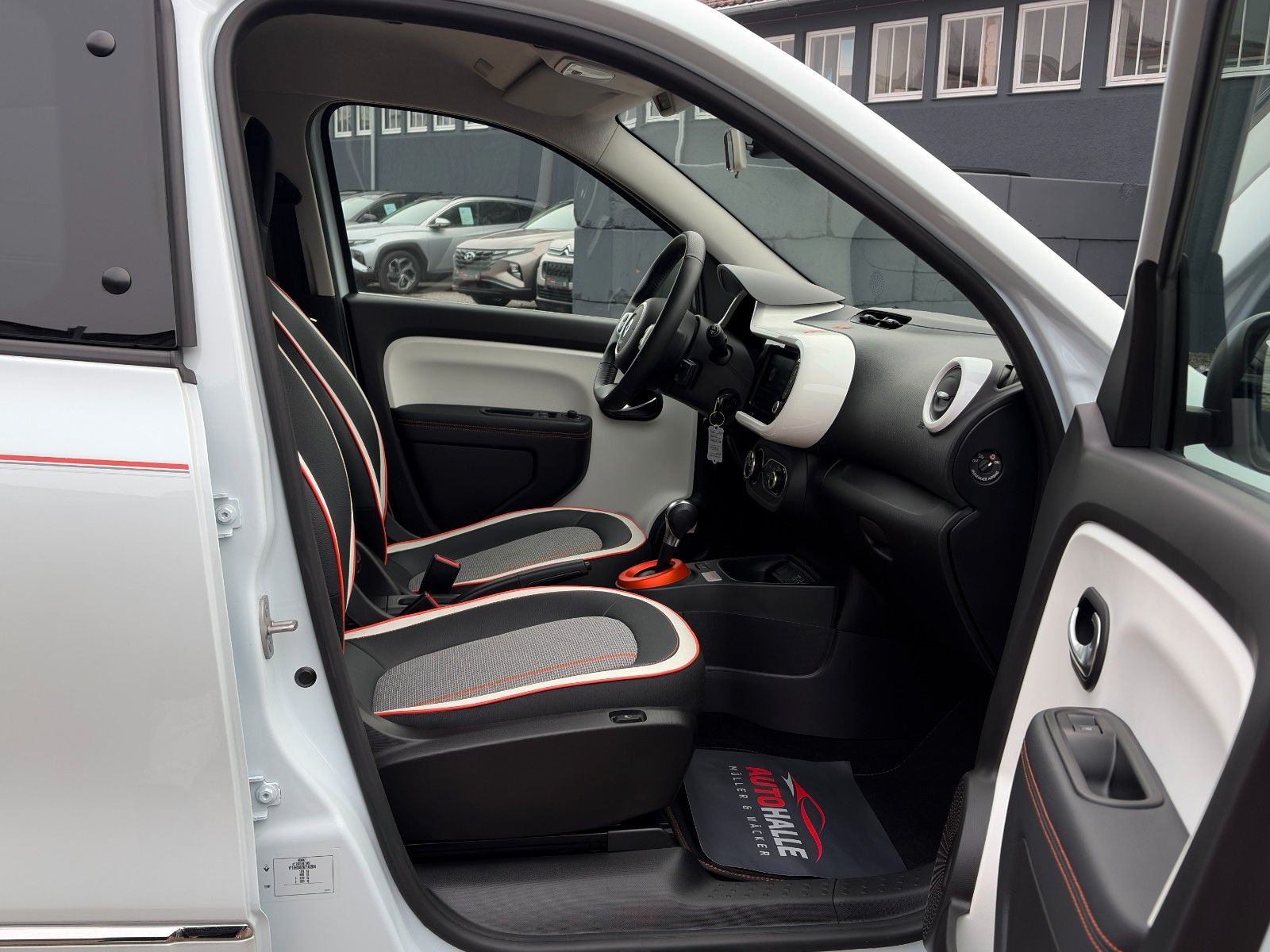 Fahrzeugabbildung Renault Twingo Vibes Electric Tempomat Carplay CAM SHZ