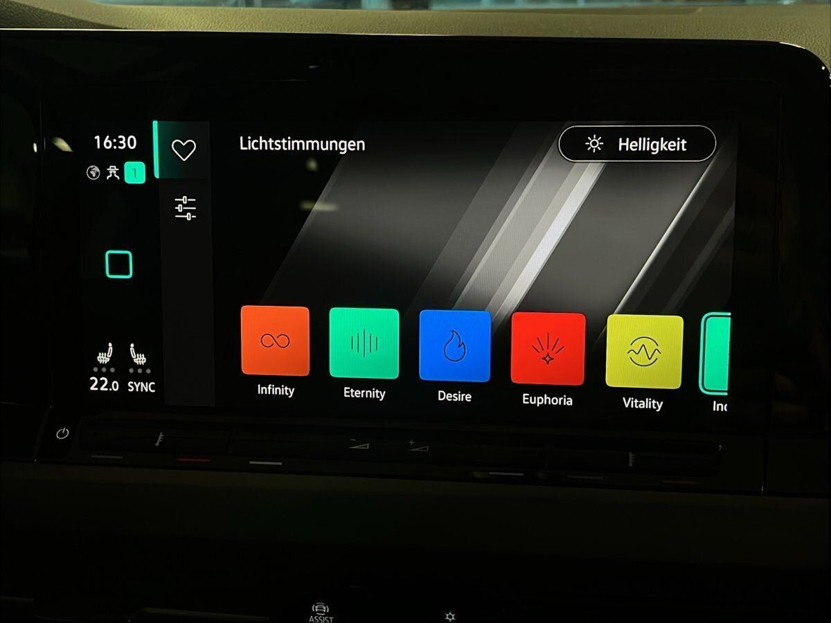 Fahrzeugabbildung Volkswagen Golf Active 1.5 TSI 6-Gang IQ.Light Navi Pano
