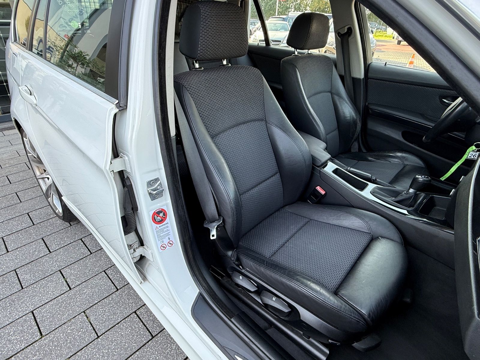 Fahrzeugabbildung BMW 325 i Touring PANO KLIMAAUTO XENON WINTERRÄDER