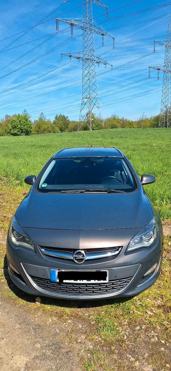 Opel Astra 2014 — rear view