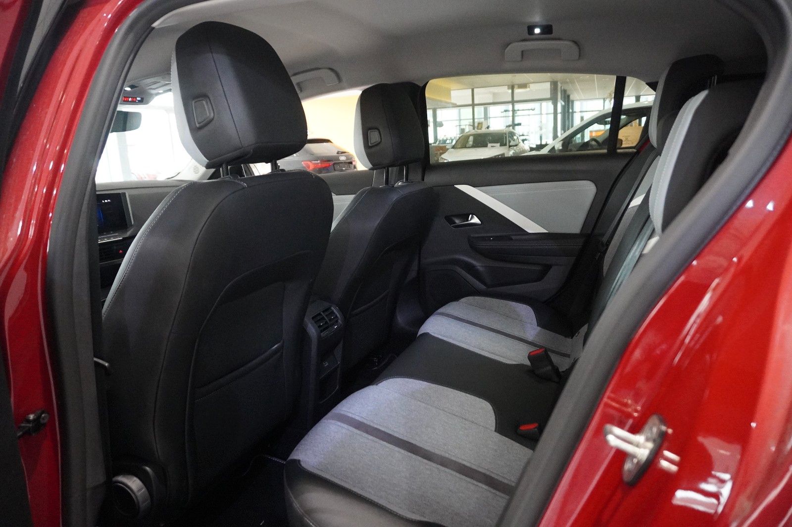 Fahrzeugabbildung Opel Astra L Lim. 1.6 HYBRID ELEGANCE NAVI/LED/KAMERA