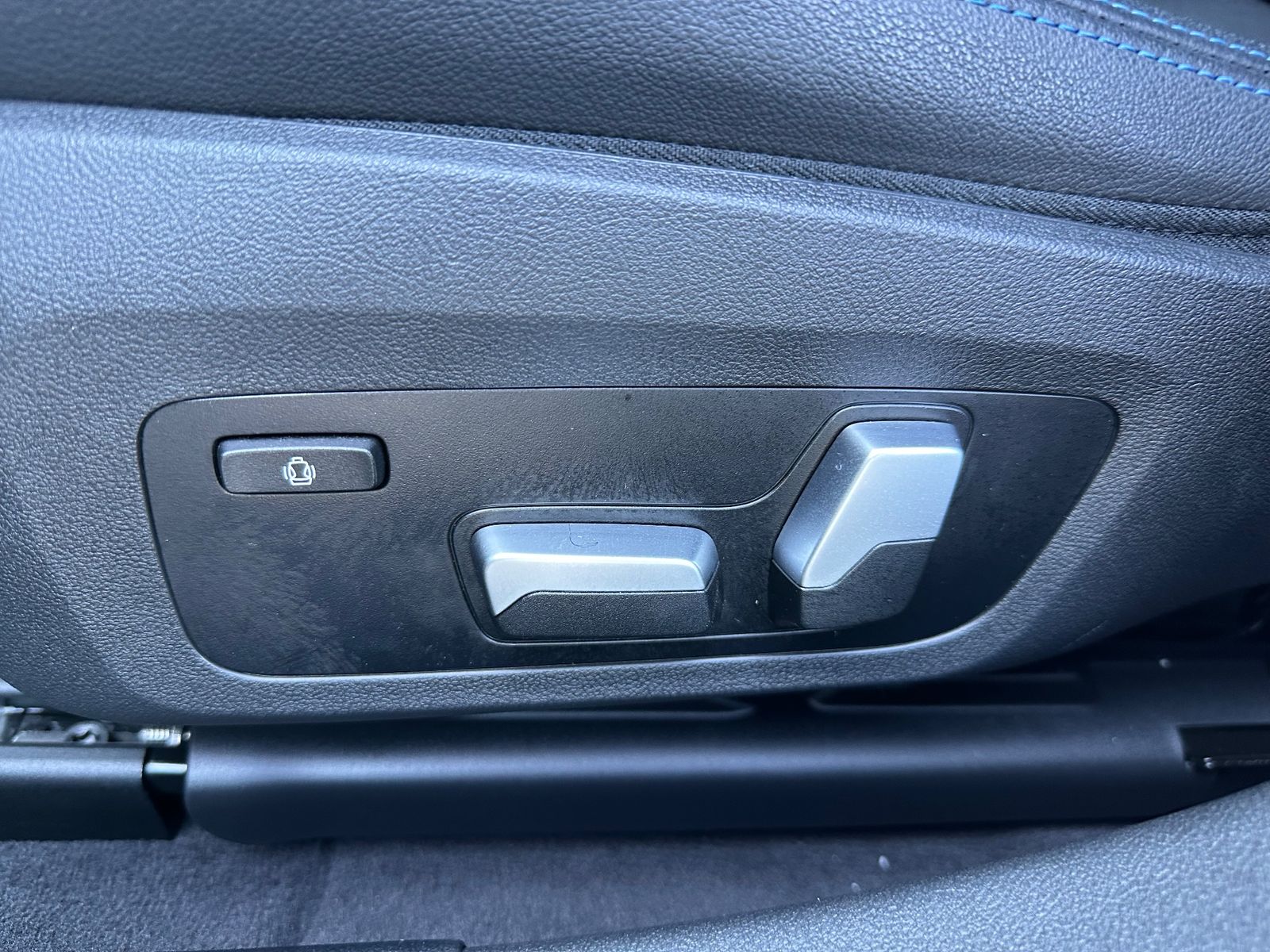 Fahrzeugabbildung BMW i4 eDrive40 Gran Coupe M-Sport NAV+LED+KAM+ACC