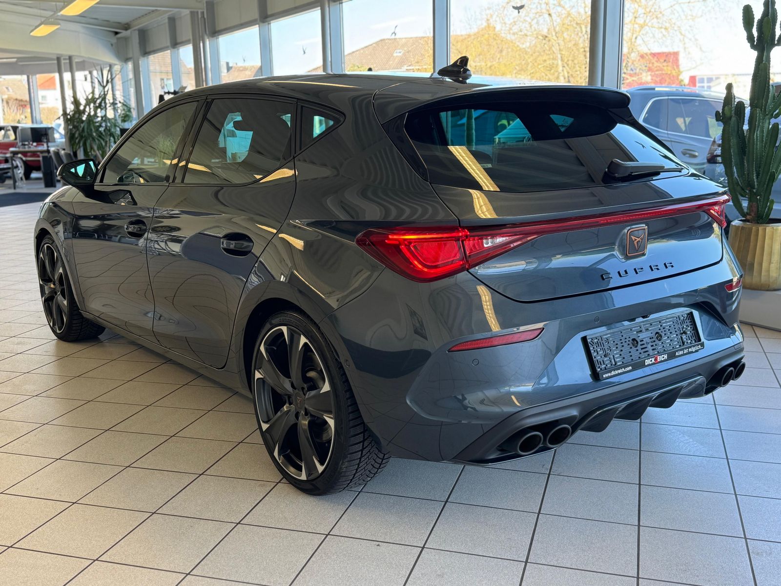 Fahrzeugabbildung CUPRA Leon VZ 2.0 TSI Pano Assist-XL Matrix Full-Link