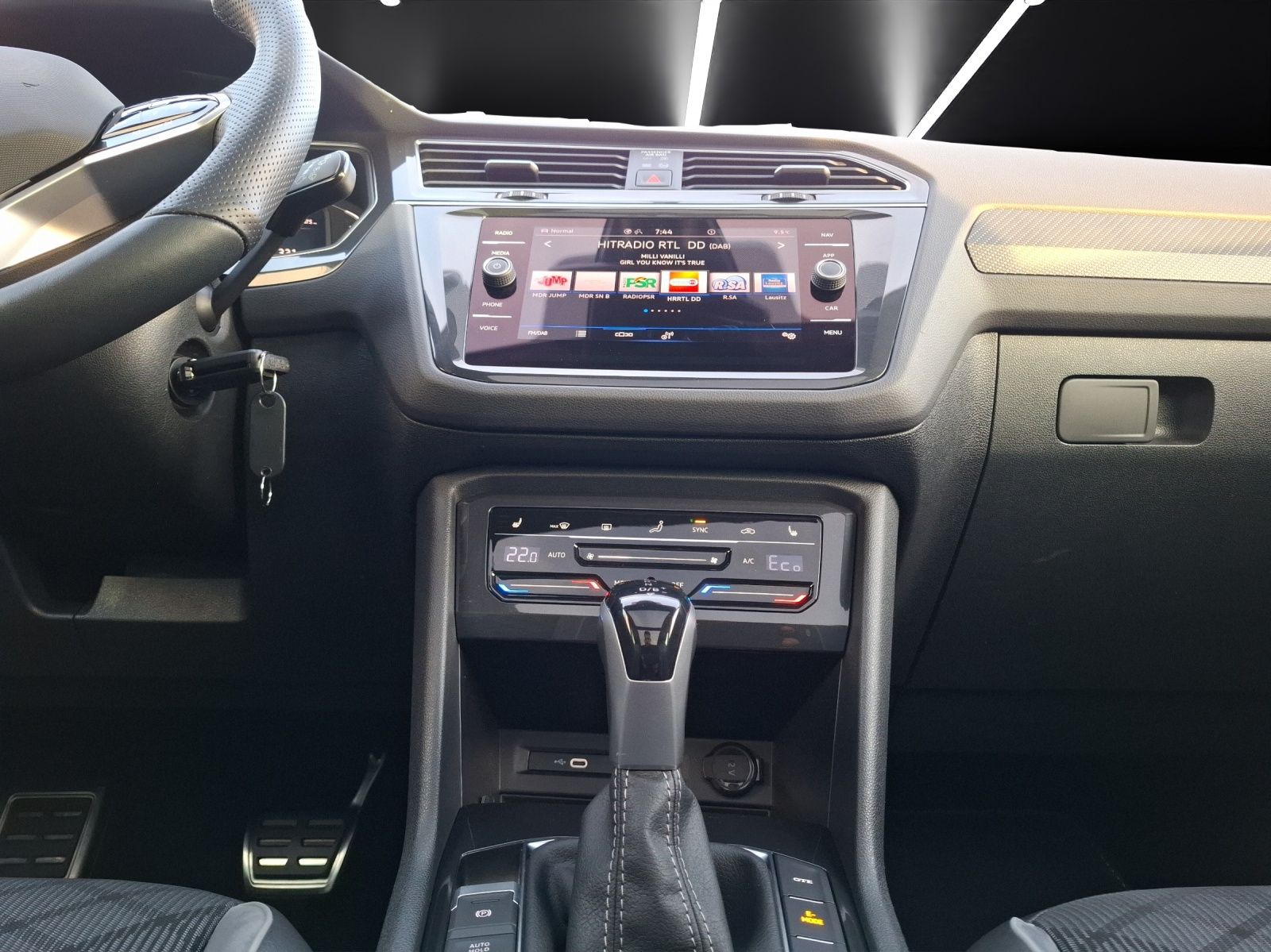 Fahrzeugabbildung Volkswagen Tiguan eHybrid R-Line DSG Matrix AHK Navi Pano A