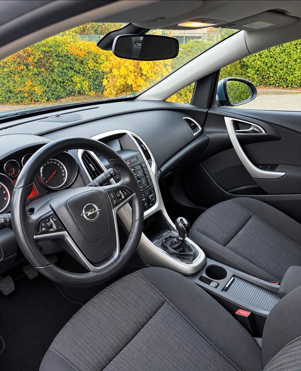 Opel Astra 2010 — photo 9