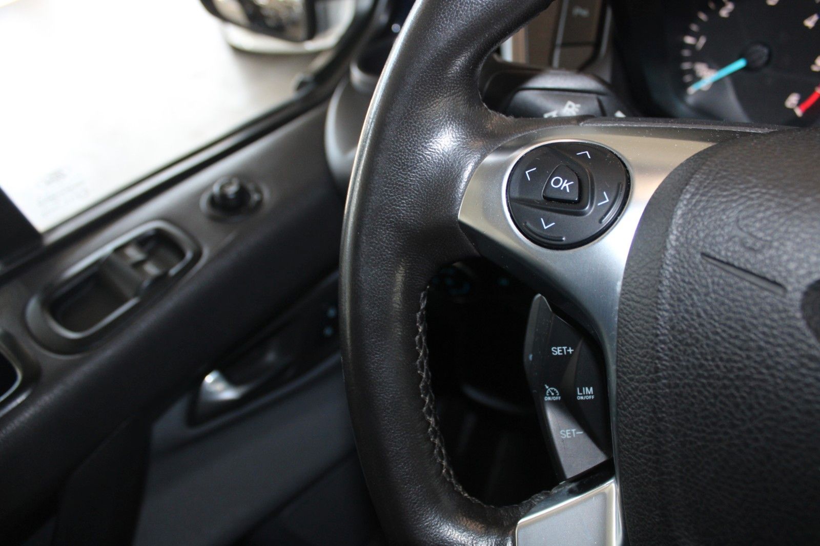 Fahrzeugabbildung Ford Transit Custom Kombi TREND 9-Si Doppelklima AHK