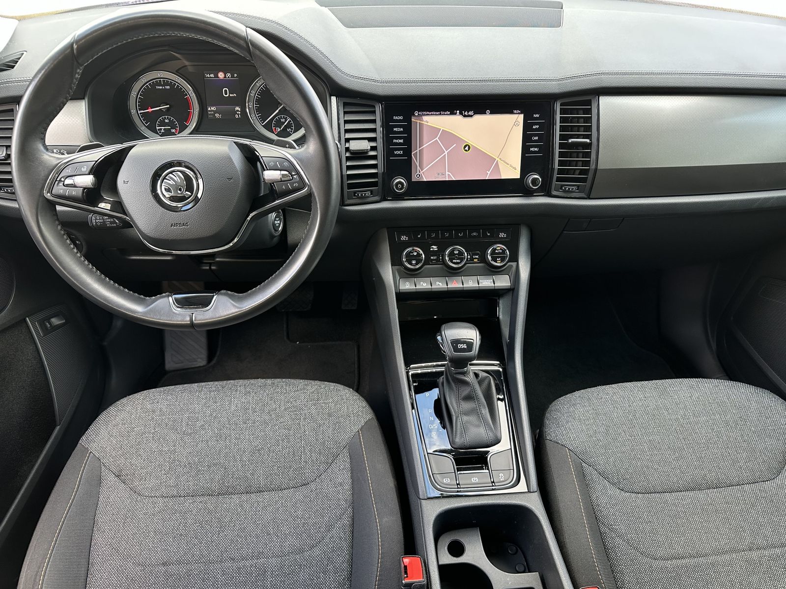 Fahrzeugabbildung SKODA Kodiaq 1.5 TSI DSG Clever NAV+LED+ACC+KAM+19ZOLL