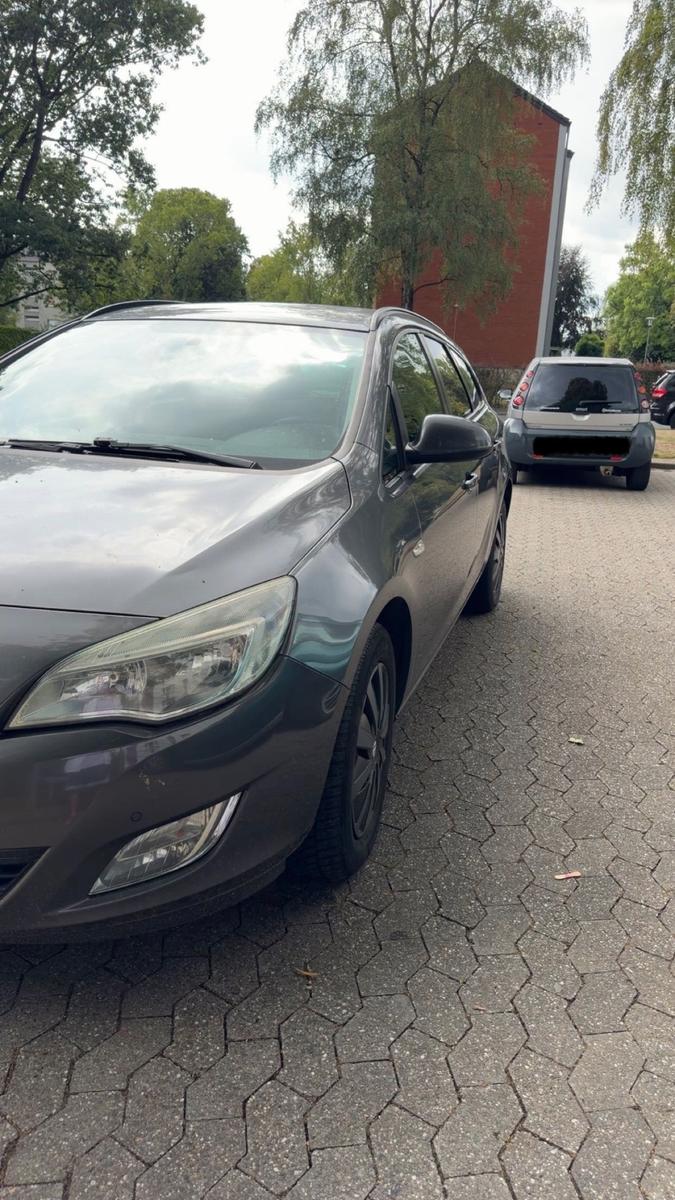 Opel Astra 2011 — interior