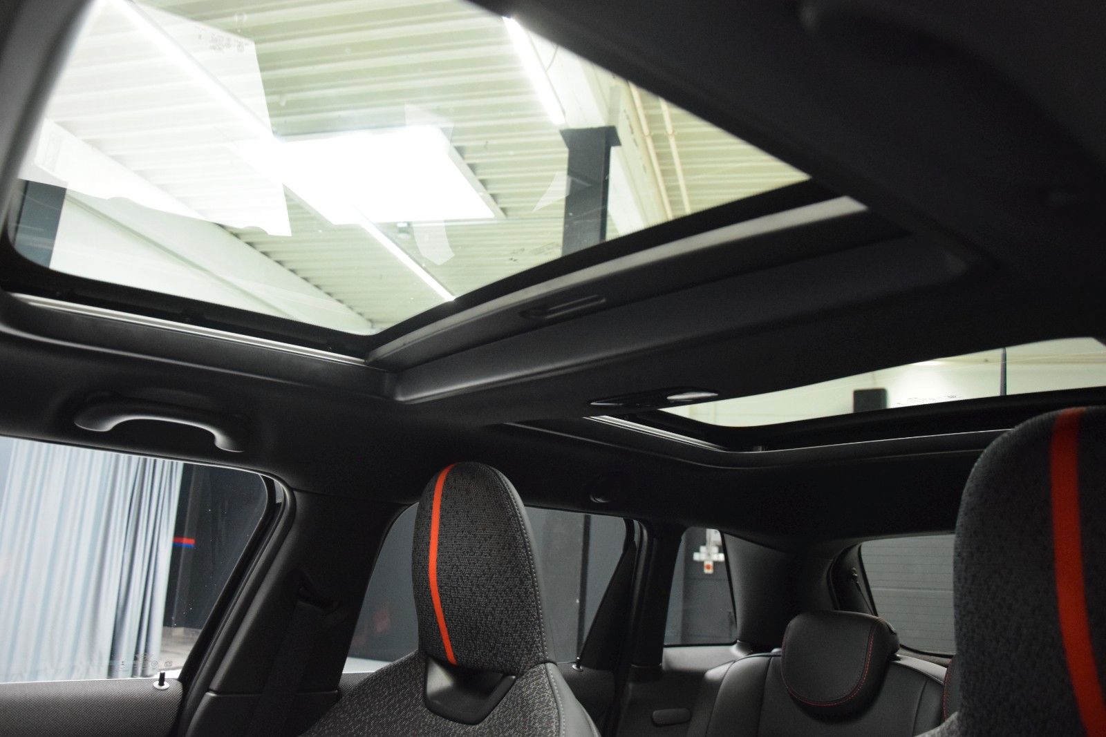 Fahrzeugabbildung MINI Cooper C John Cooper Works Trim M HuD Pano Leder