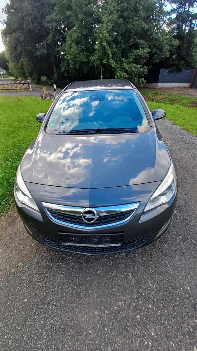 Opel Astra 2012 — interior