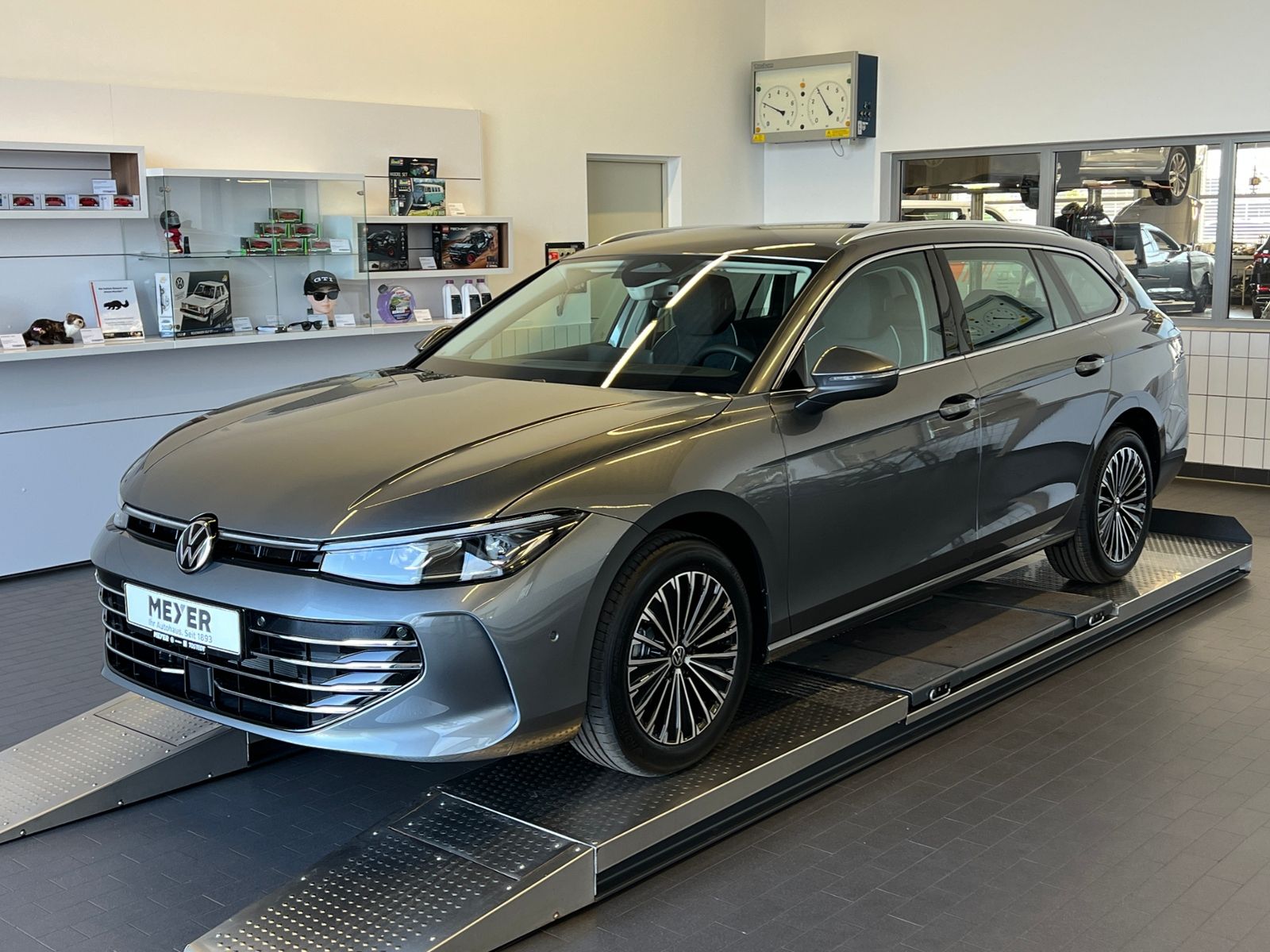 Fahrzeugabbildung Volkswagen Passat Variant Elegance 1.5 eTSI DSG *AHK,IQ-Lig