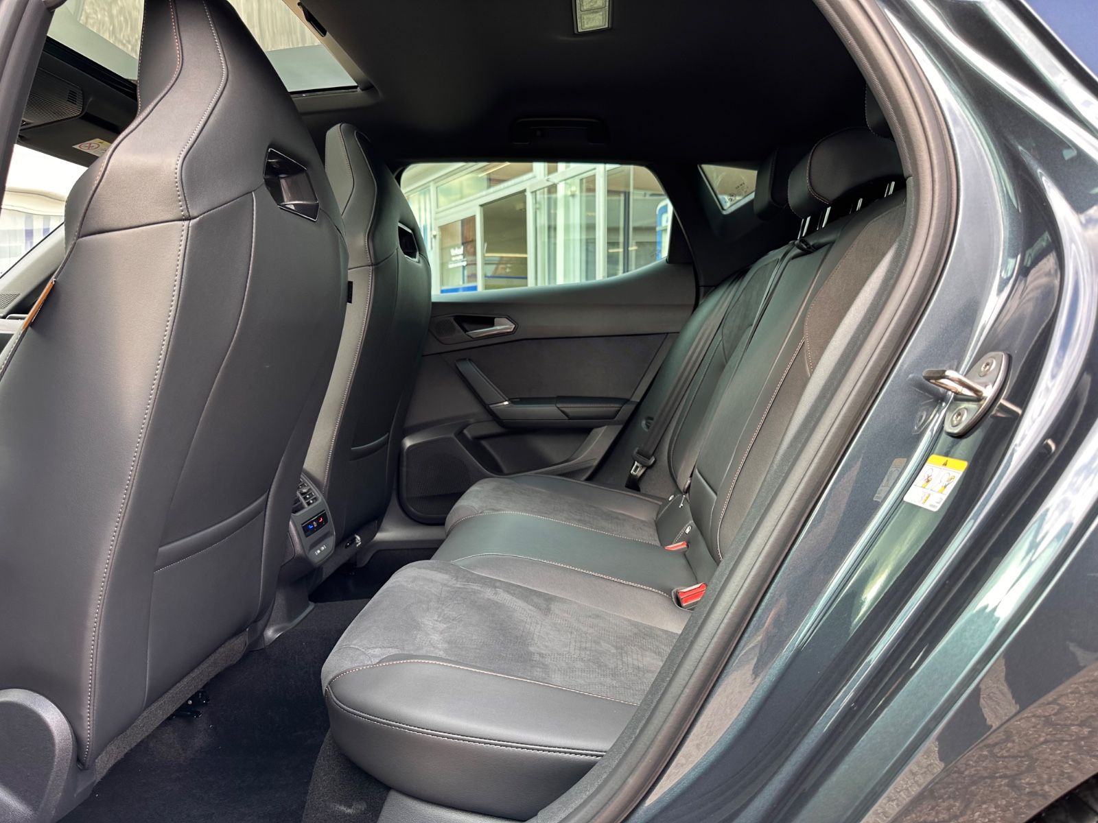 Fahrzeugabbildung CUPRA Leon VZ 2.0 TSI Pano/ACC/APP/LED/RFK/PDC/SHZG