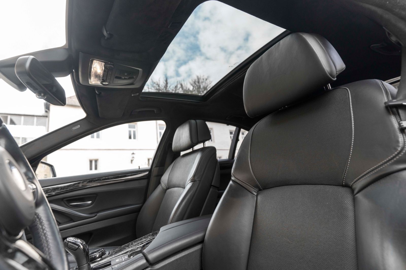 Fahrzeugabbildung BMW 550I M-SPORTPAKET HUD H&K LED KAM ACC