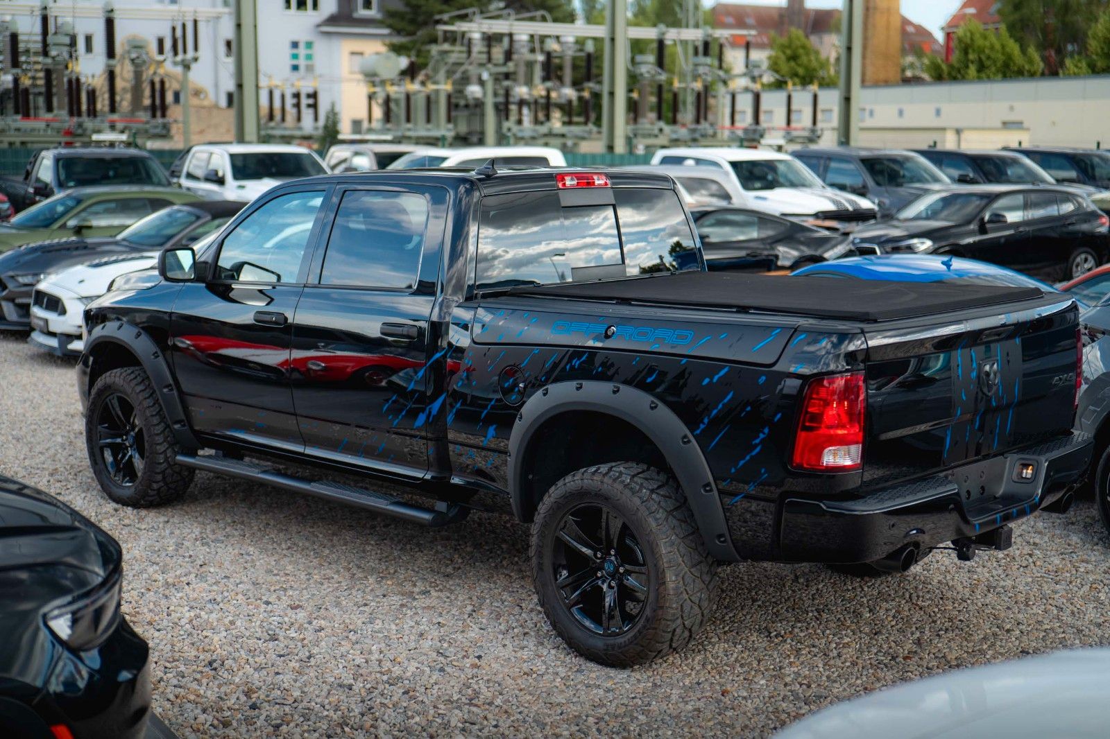 Fahrzeugabbildung Dodge RAM 5.7 V8 HEMI 4x4 OFFROAD Night LONGBED RAMBOX