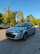 Renault Clio 1.6 AUTOMATIK KEYLESS TEMPOMA... - Renault Clio mit Benzin-Antrieb: Kleinwagen, Automatik, 1.6
