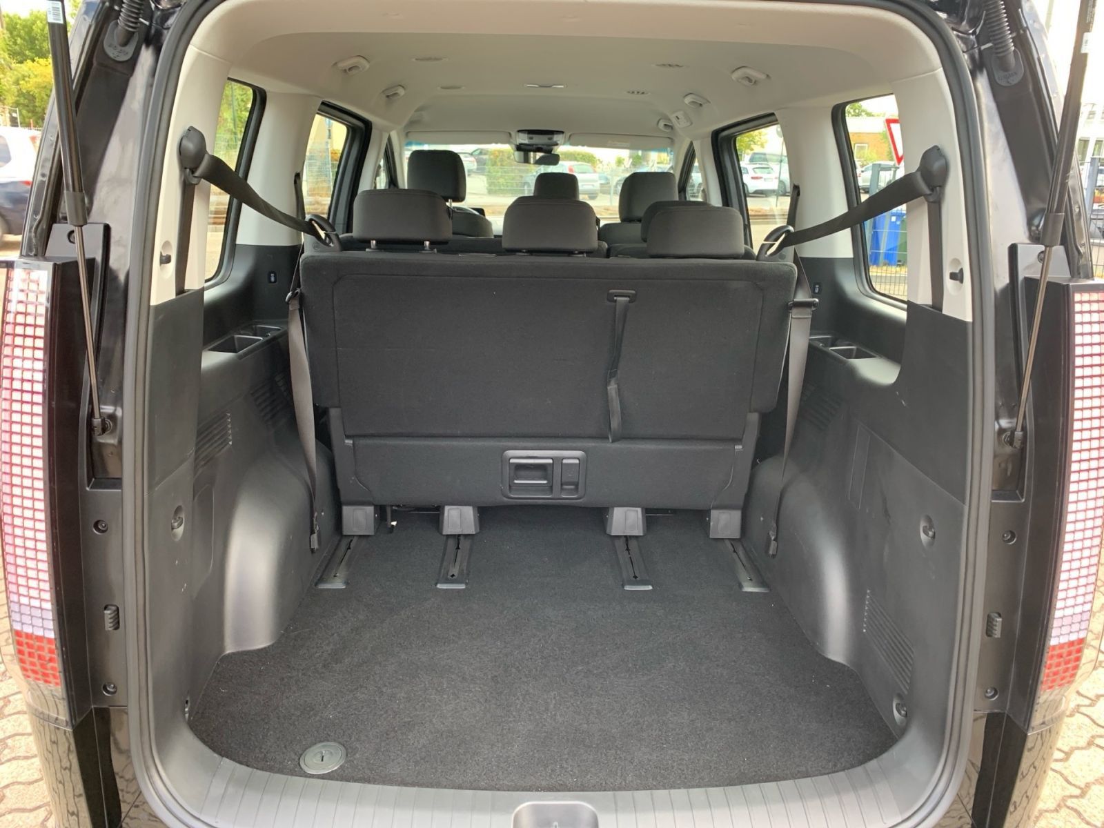 Fahrzeugabbildung Hyundai STARIA 1.6 T-GDI Hybrid Trend 9-Sitzer Navi Allw