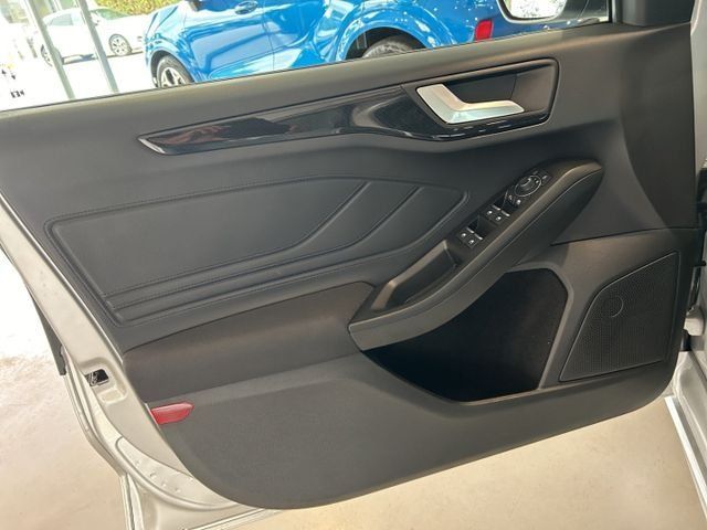 Fahrzeugabbildung Ford Focus Turnier ST Navi LED Dyn. Kurvenlicht ACC A