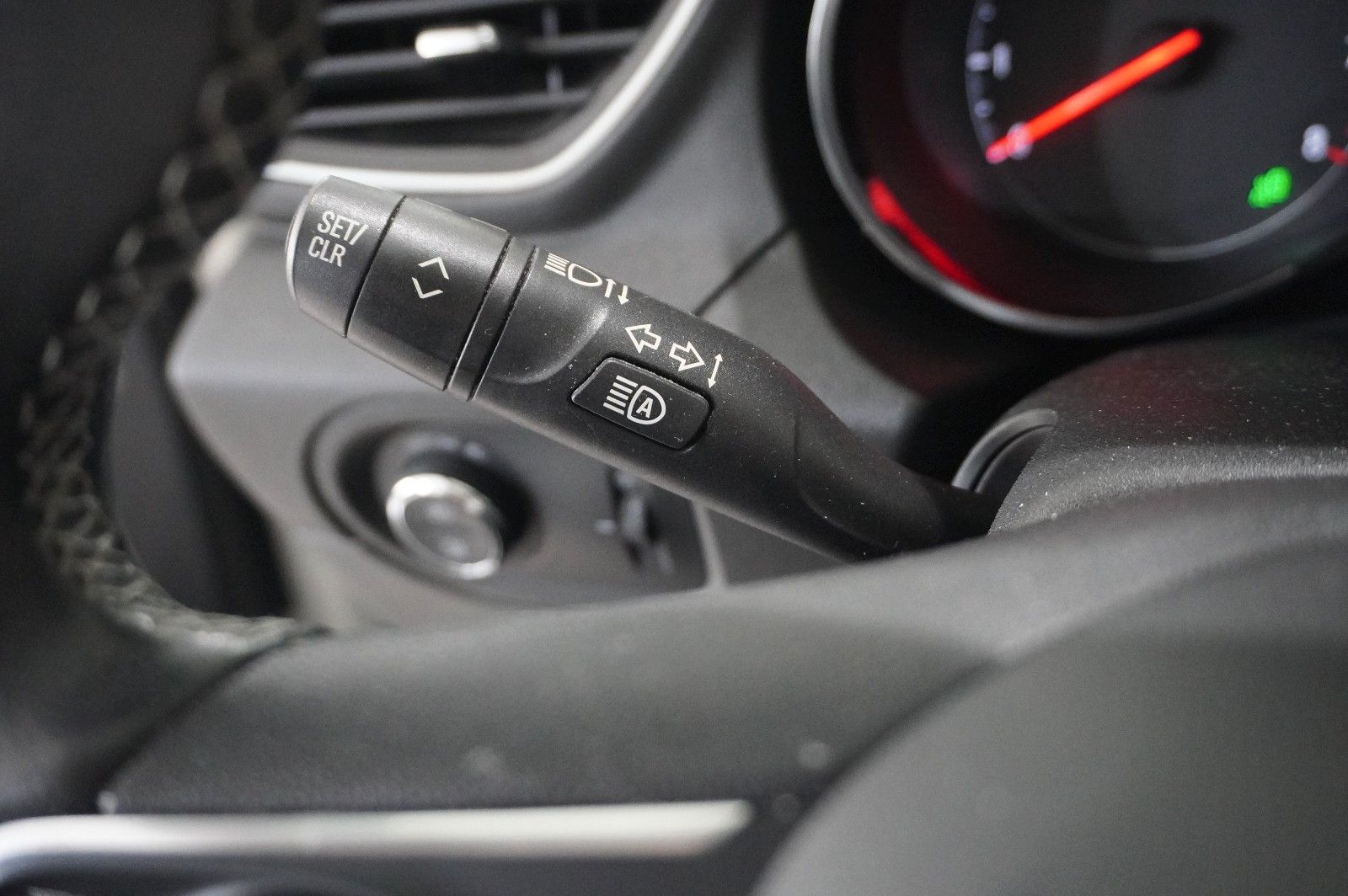 Fahrzeugabbildung Opel Grandland (X) 1.2T INNOV. NAVI/LED/KAMERA/PANO.
