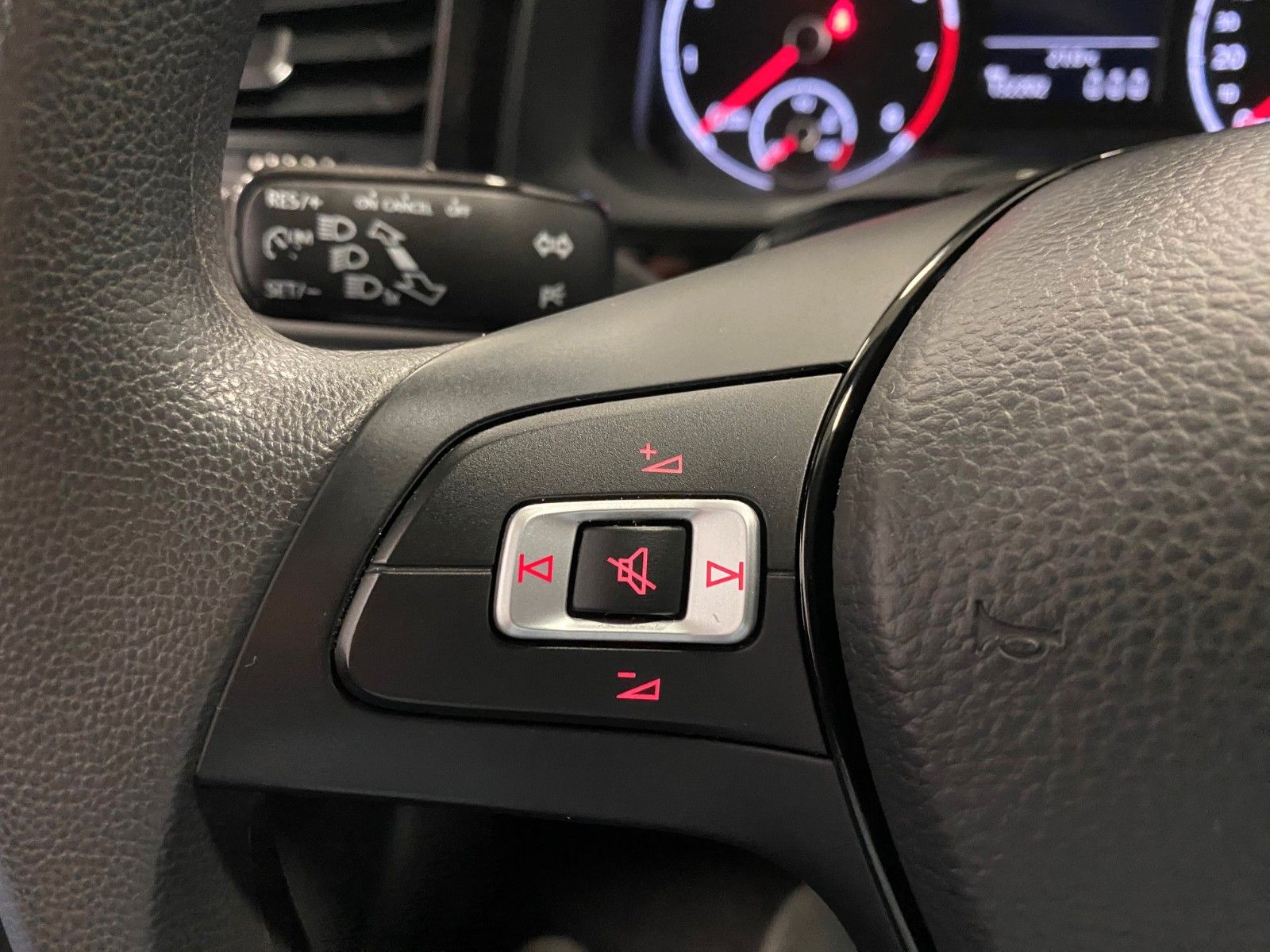 Fahrzeugabbildung Volkswagen Polo 1.0 TSI Comfortline+SITZHEIZUNG+PDC+