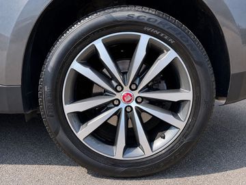 Jaguar F-Pace - 8