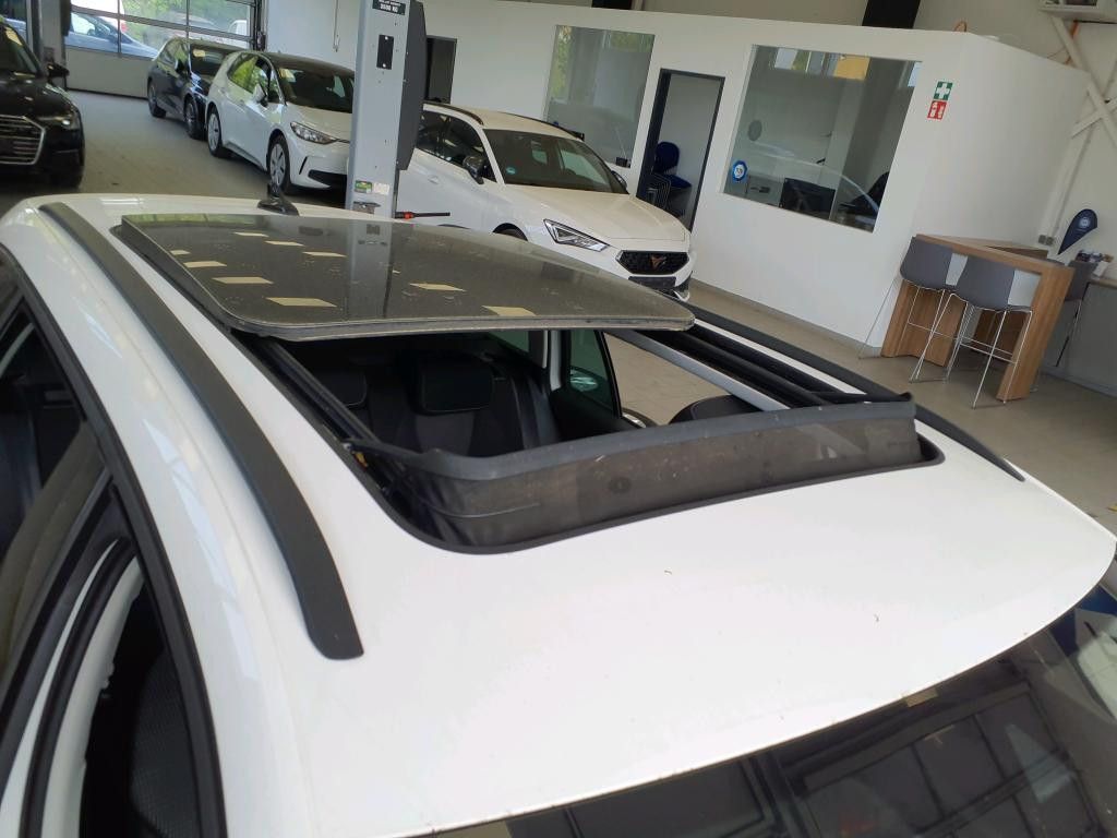 Fahrzeugabbildung SKODA Octavia Combi 1.5 TSI Selection-PANO-AHK-LED-SHZ