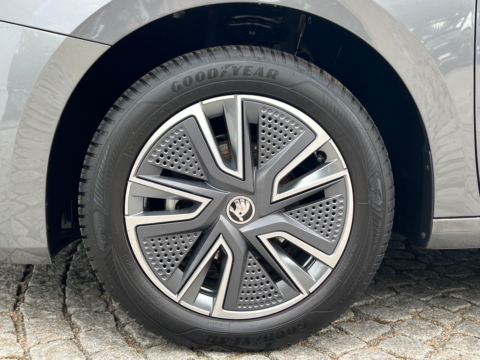 Fahrzeugabbildung SKODA Fabia Tour 1.0 TSI *AHK, LED, Climatronic, 16"-L
