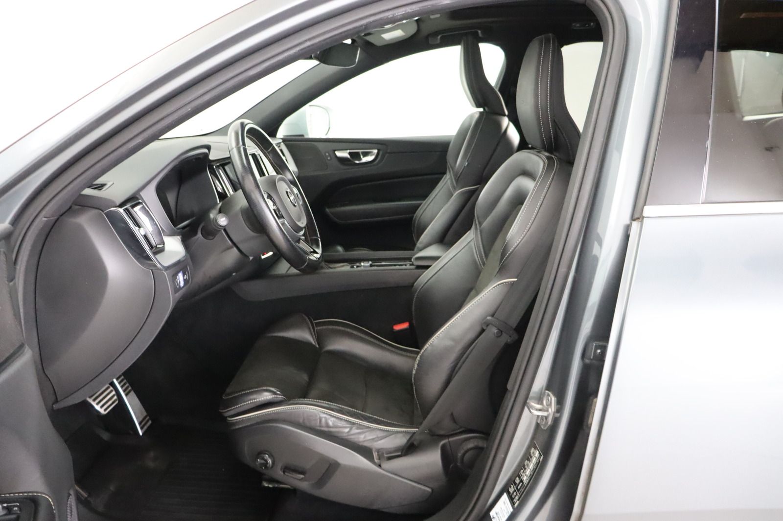 Fahrzeugabbildung Volvo XC60 D4 AWD R - Design aus 1. Hand