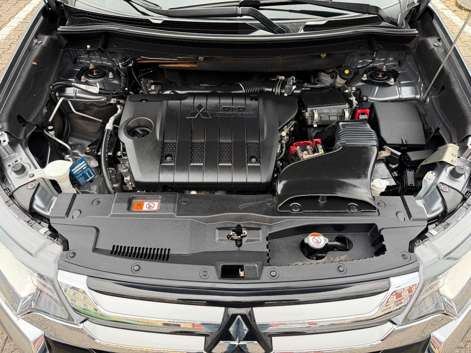Fahrzeugabbildung Mitsubishi Outlander Top 4WD 7-SITZER AHK LEDER NAVI KAMERA
