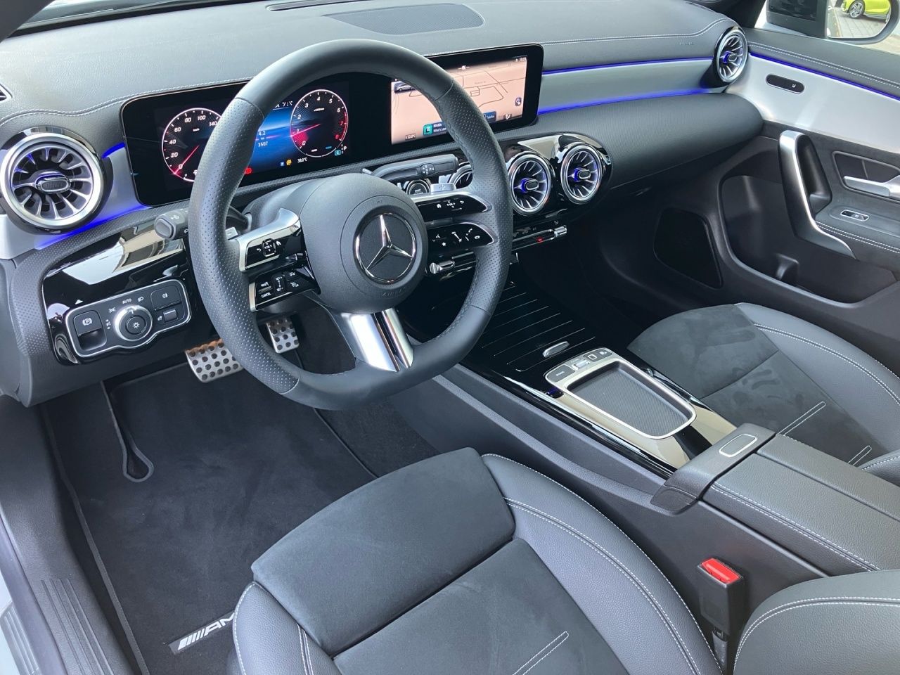 Fahrzeugabbildung Mercedes-Benz CLA 180 SB AMG+AHK+MULTIB+360+DISTR+NIGHT+LHZG++
