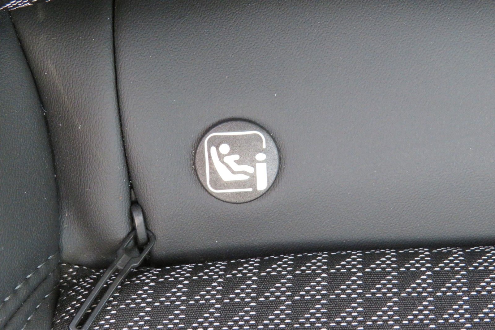 Fahrzeugabbildung Peugeot 2008 e- GT PANO NAVI KAMERA SITZH. PDC 1.HD