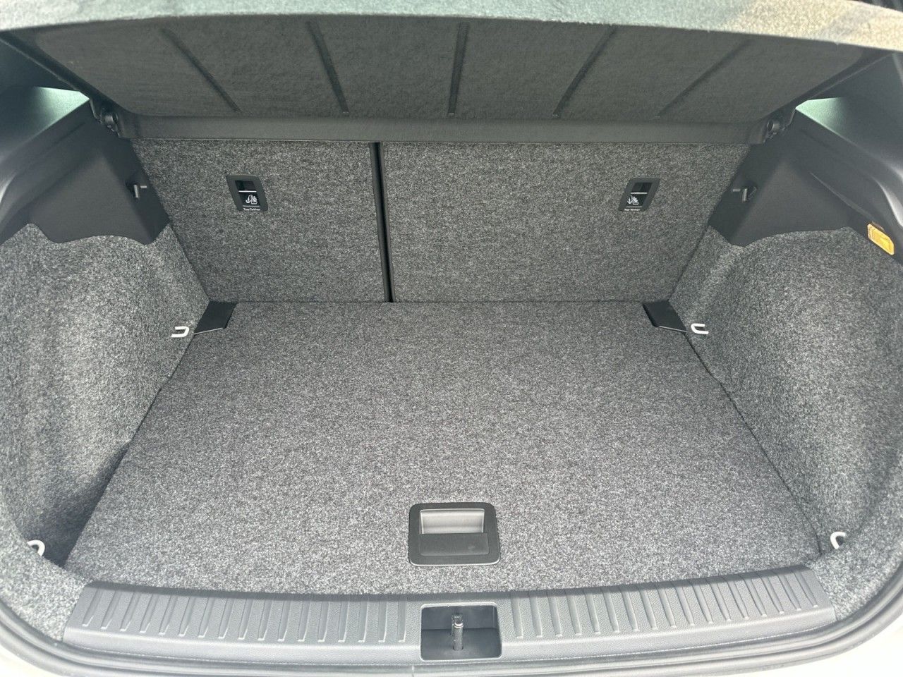 Fahrzeugabbildung SEAT Arona 1.5 TSI 110 kW FR - mit KI generiert/bearbeitet