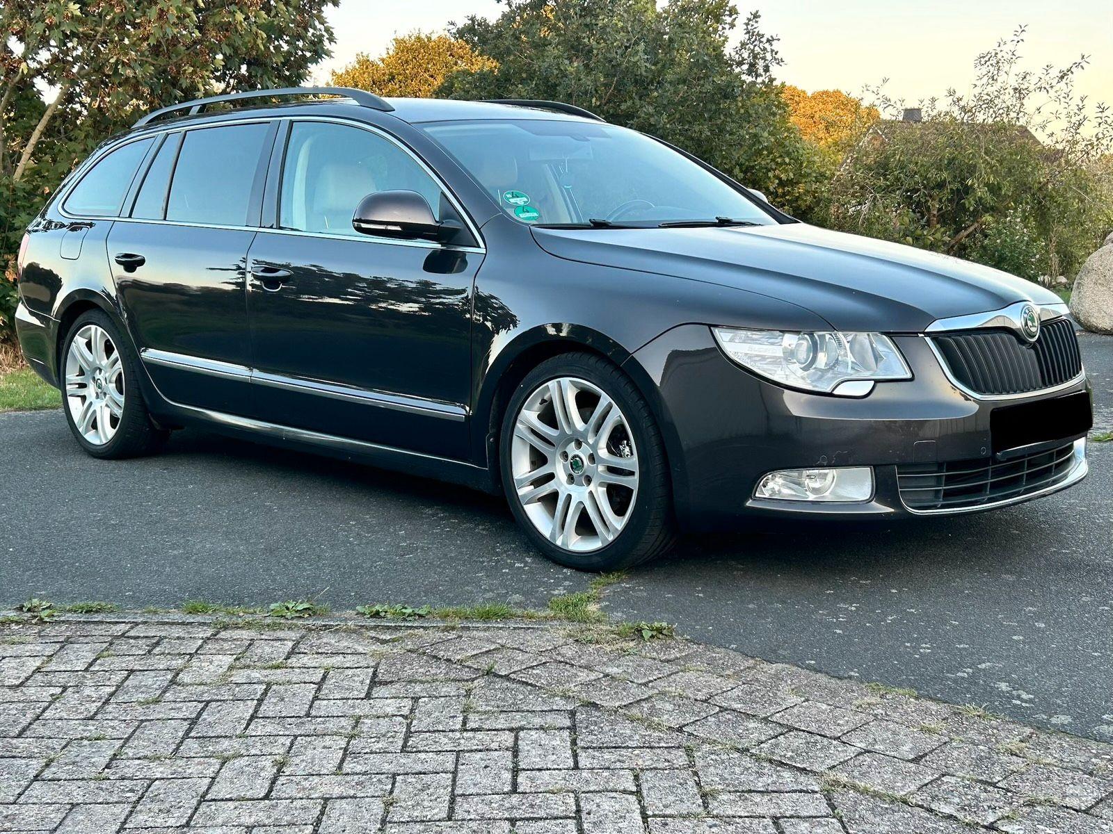 Skoda Superb 2011 — салон