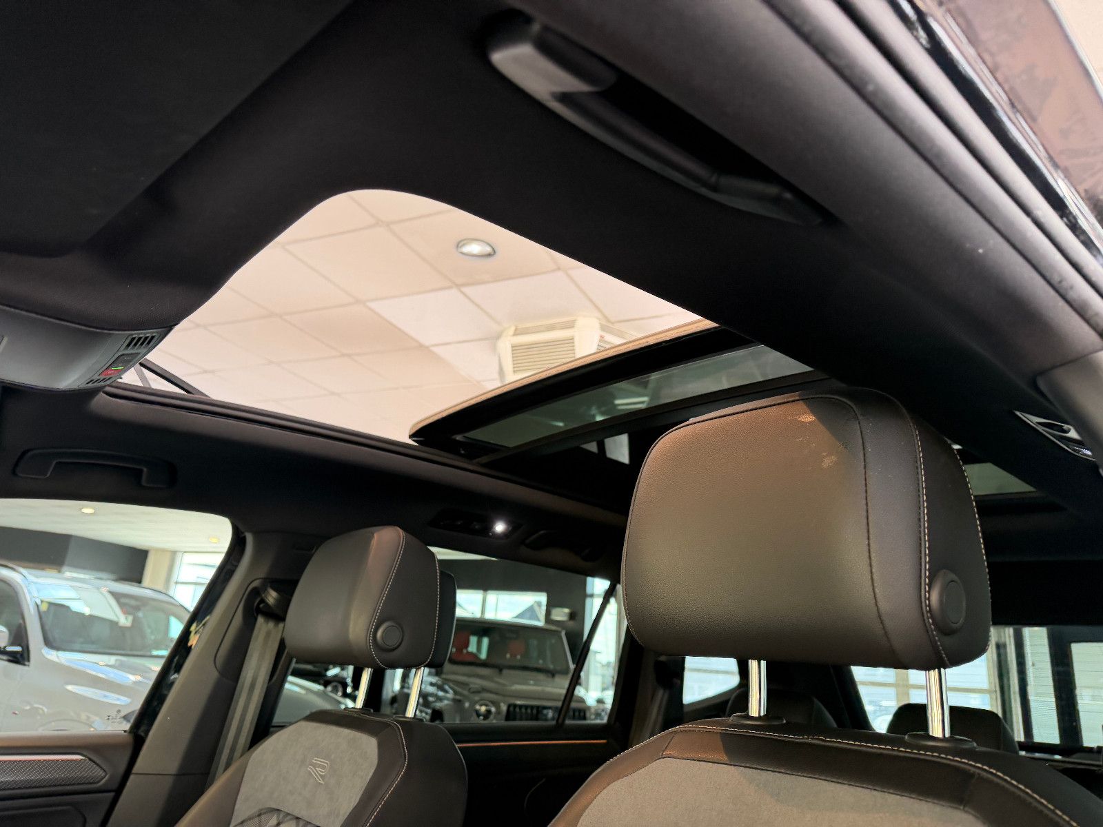 Fahrzeugabbildung Volkswagen Tiguan Allspace R-Line /PANO/HUD/HARMAN-KARDON/