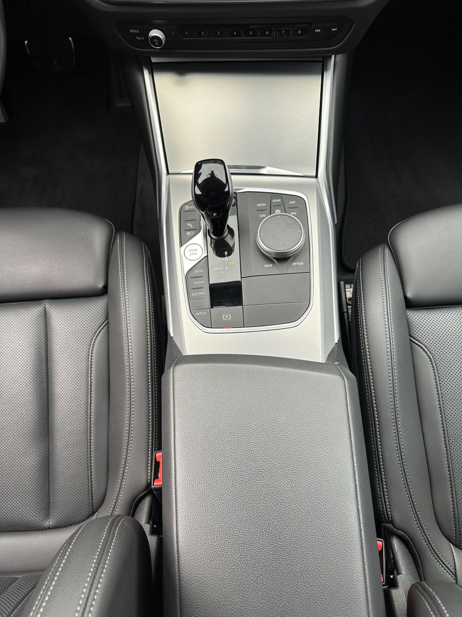 Fahrzeugabbildung BMW 320e Touring M-Sport NAV+LASER+HEAD-UP+KAMERA+VC