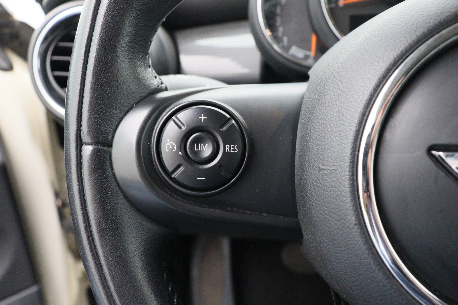 Fahrzeugabbildung MINI Cooper 1.5 Automatik