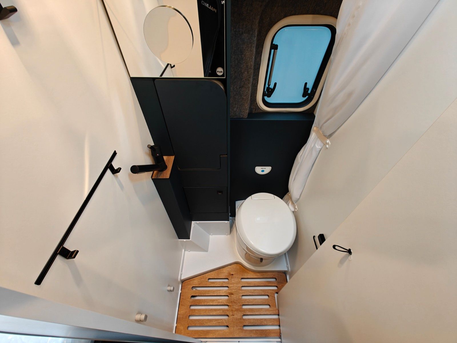 Fahrzeugabbildung HYMER / ERIBA / HYMERCAR CAR 600 - 18" A/T, Markise, AHK, VW Facelift! -