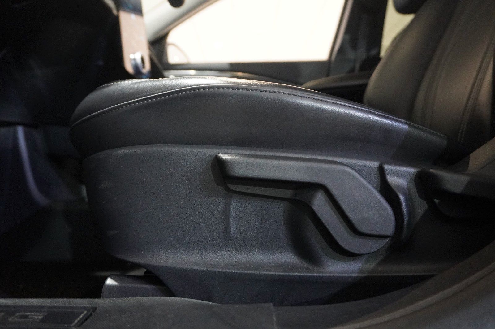 Fahrzeugabbildung Ford Mustang Mach-E NAVI/LED/KAMERA/LEDER/SHZ/DAB+