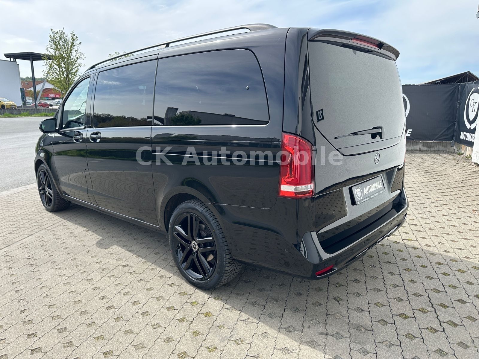 Fahrzeugabbildung Mercedes-Benz V300d EDITION 4Matic AMG-Line/7 Sitze/Pano/LED
