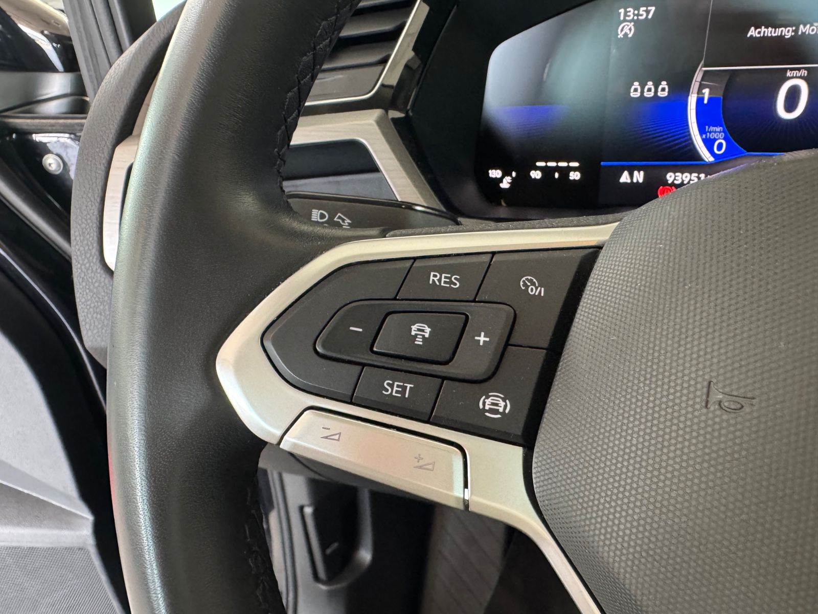 Fahrzeugabbildung Volkswagen Touran Comfortline/ACC/AHK/PDC/Navi/Massage/1H