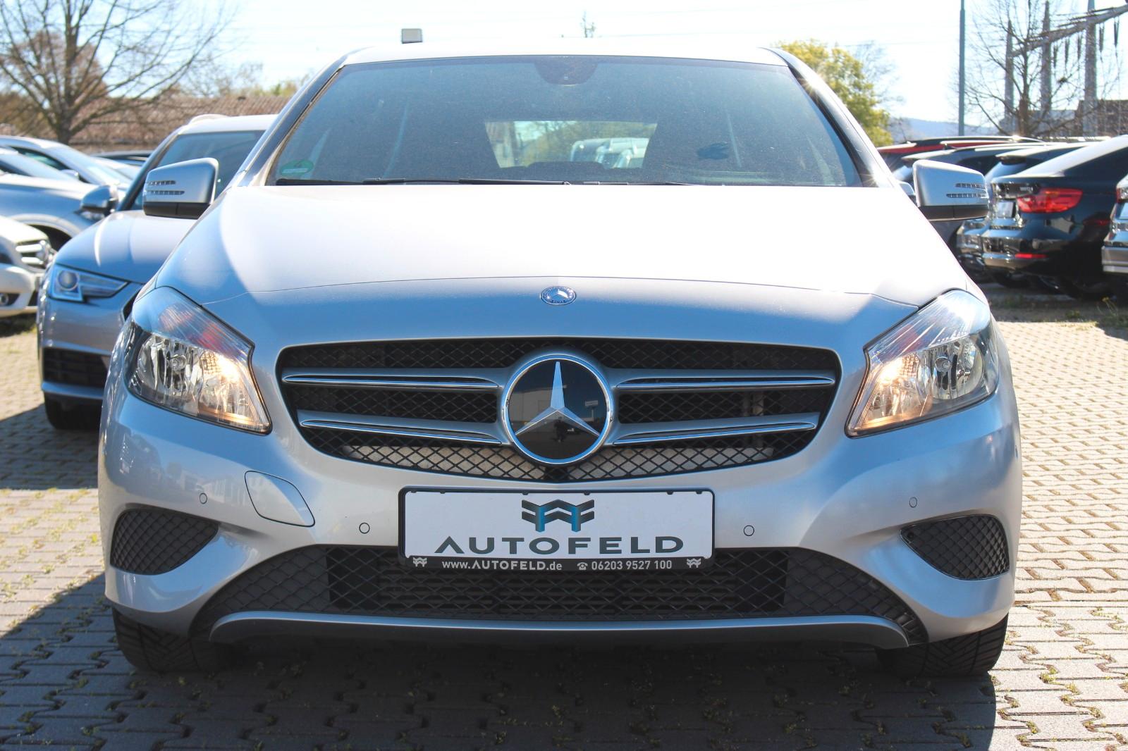 Mercedes-Benz A 180 Urban/SHEFT/TEILLEDER/PDC/SHZ/NAVI/BT/TEMP