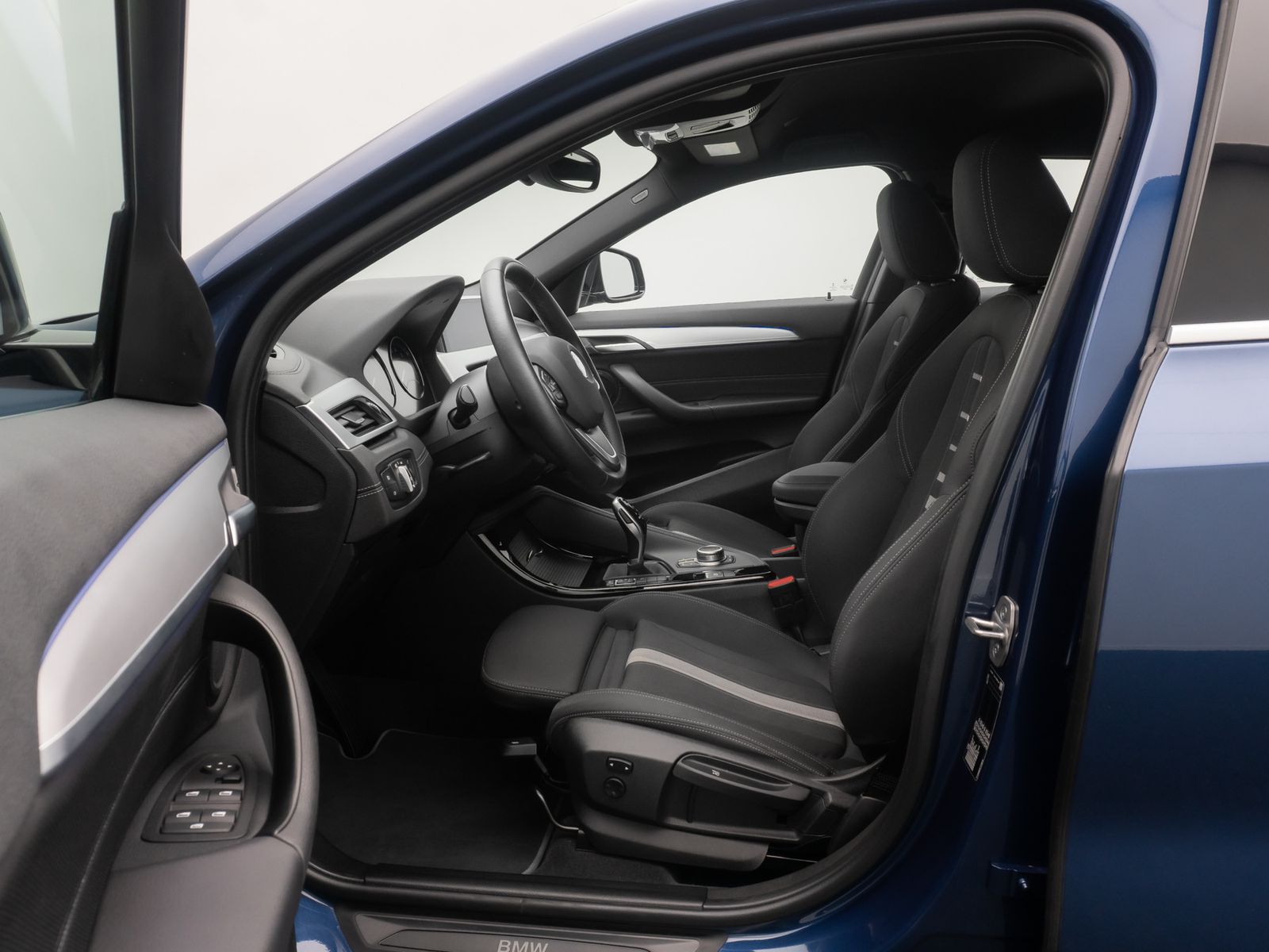 Fahrzeugabbildung BMW X2 sD18i GeschwindigReg DAB ParkAs Sportsitz 18"