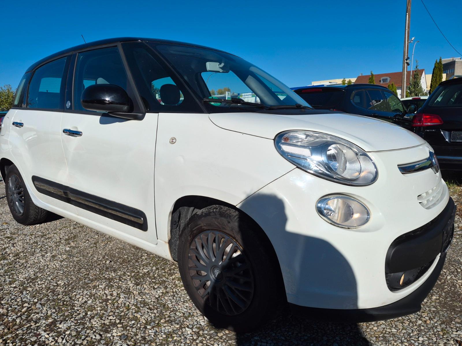 Fiat 500L 2012 — rear view