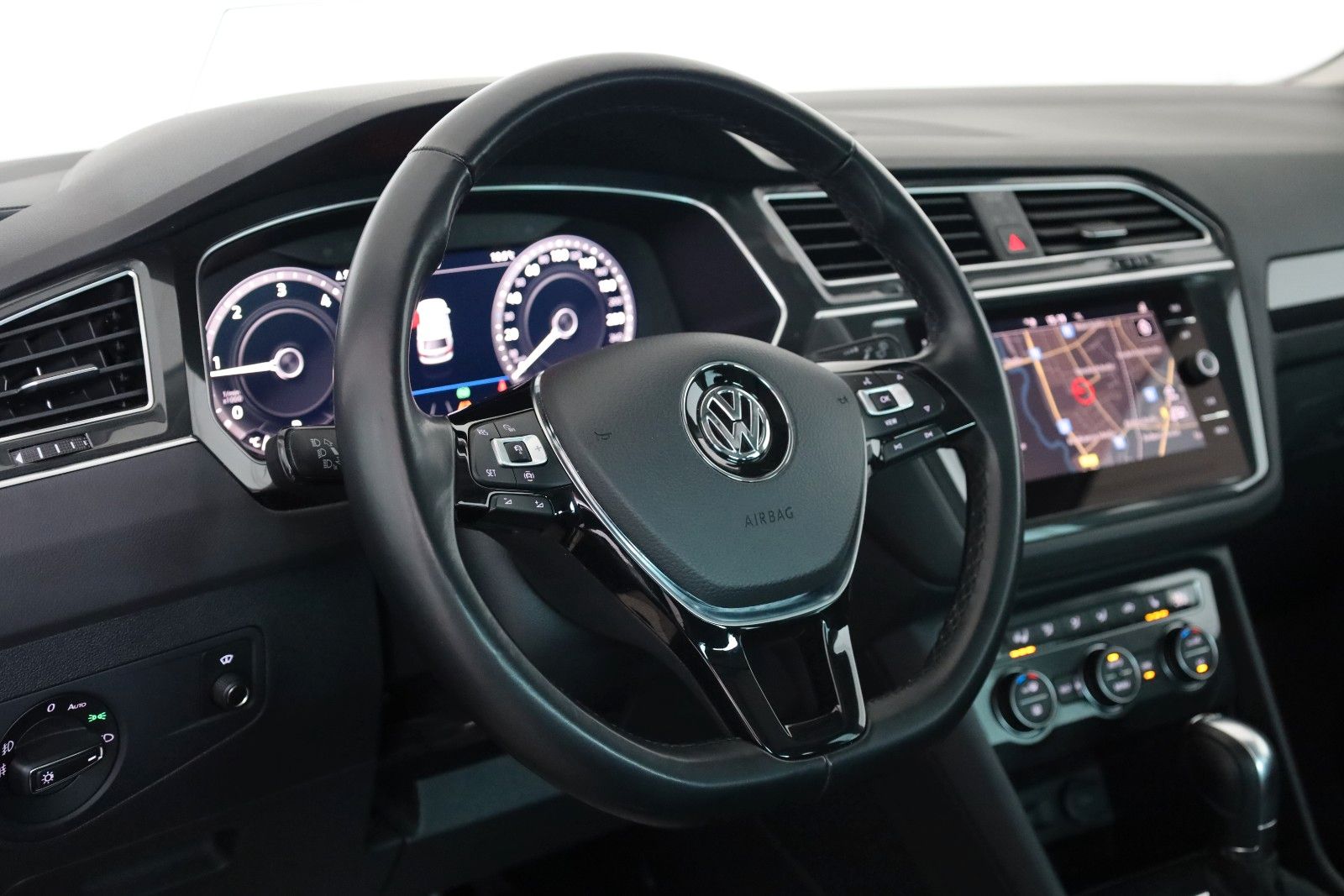 Fahrzeugabbildung Volkswagen Tiguan Highline 4M Navi,LED,PanDach,ACC,360°
