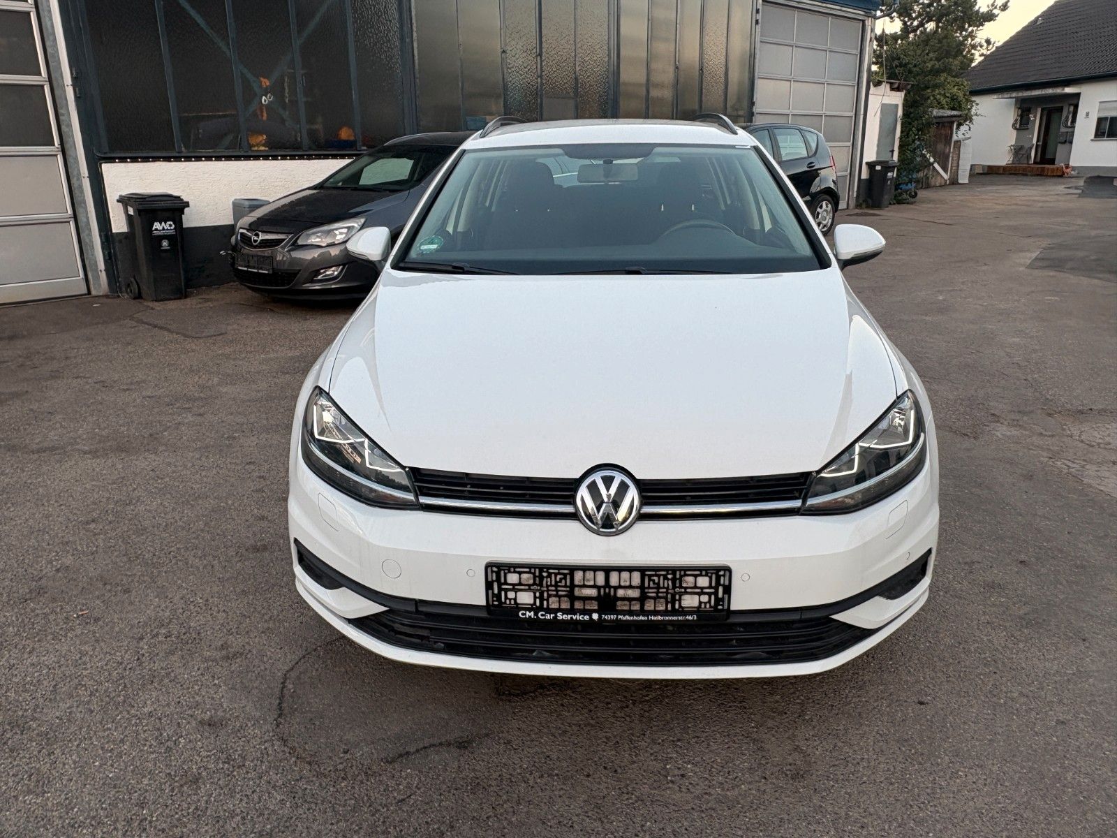 Volkswagen Golf - 1